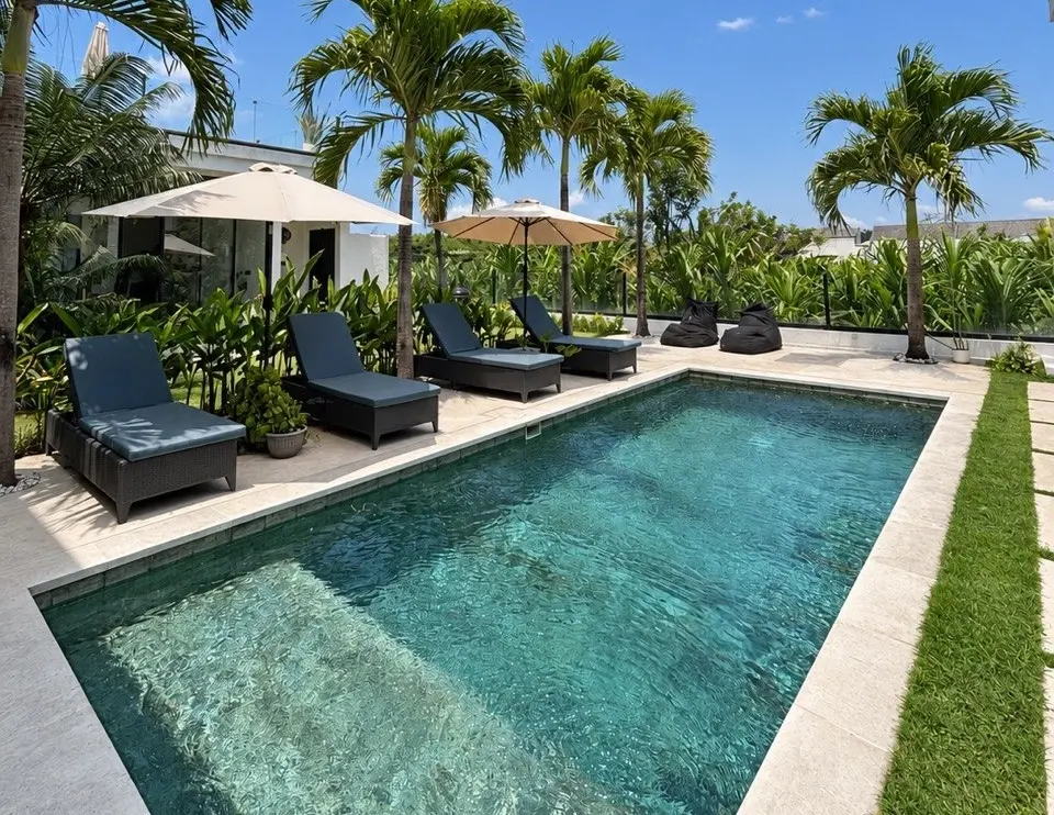 Pool & Shaded Lounge